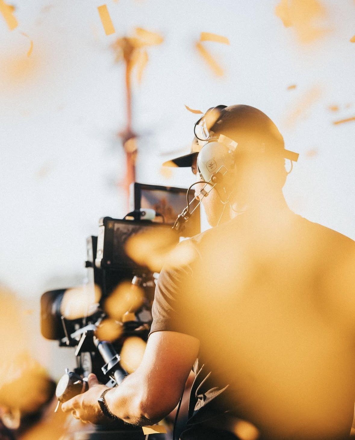 Camera tussen de confetti tijdens een festivalshow