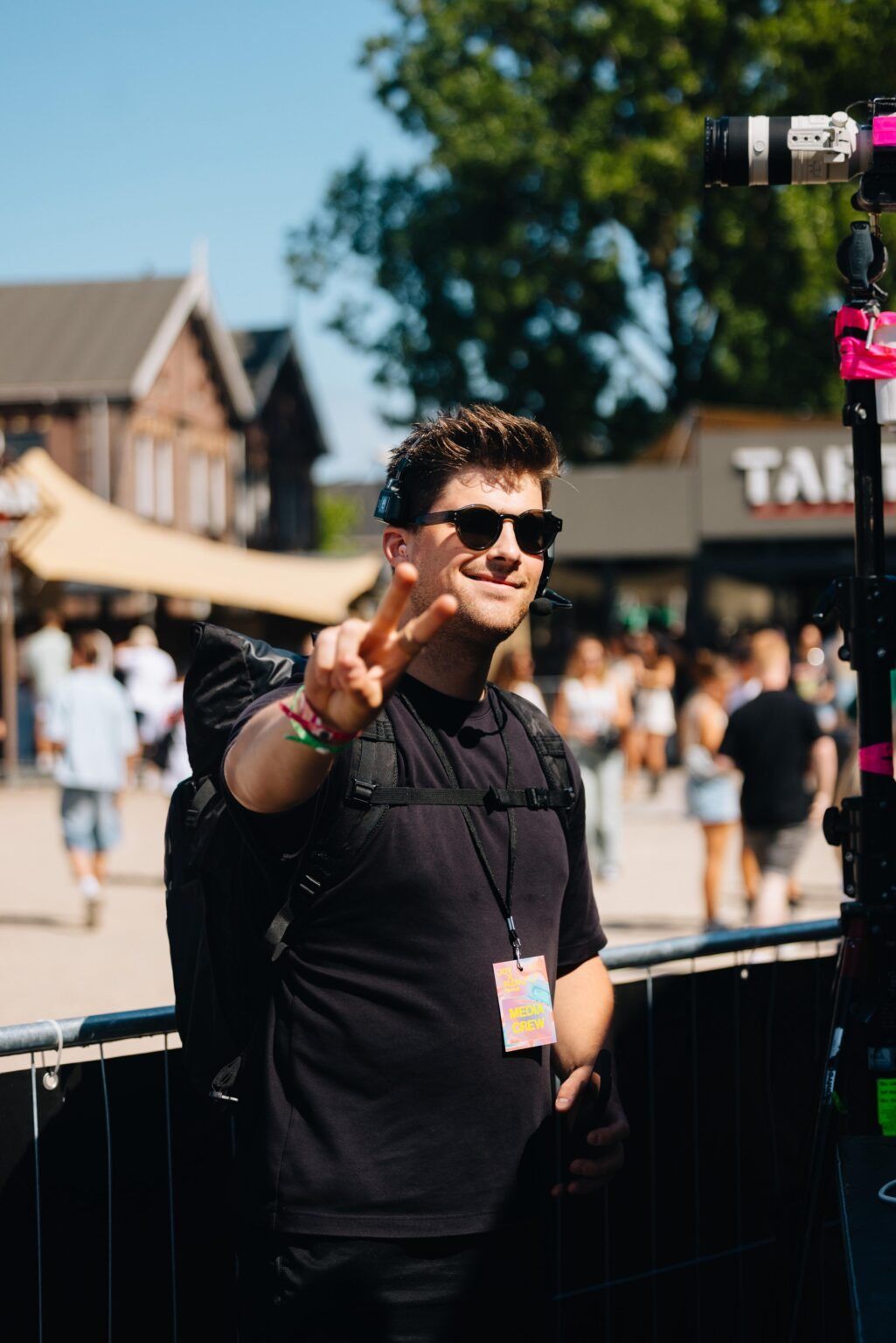 Portret van de maker op een festivalterrein