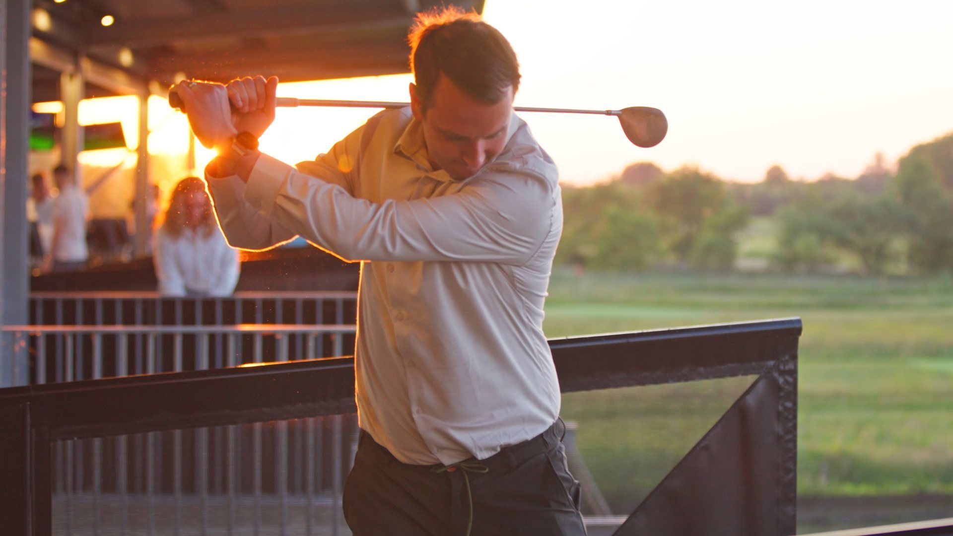 Golfswing bij zonsondergang tijdens het OPPO-event